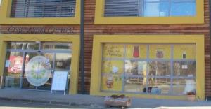 Predstavila se je tudi trgovina Medeni darovi.Predstavila se je tudi trgovina Medeni darovi.